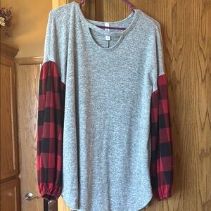 🌻Woman’s large long sleeve top heathers gray with red plaid sleeves